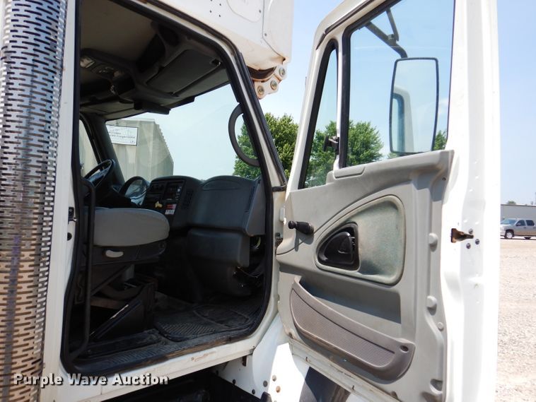 image for item IQ9700 2006 International WorkStar 7400  bucket truck