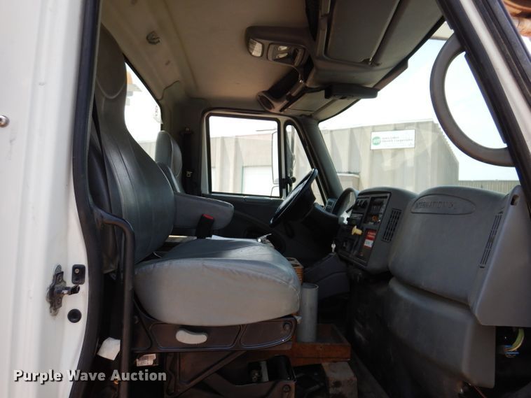 image for item IQ9700 2006 International WorkStar 7400  bucket truck