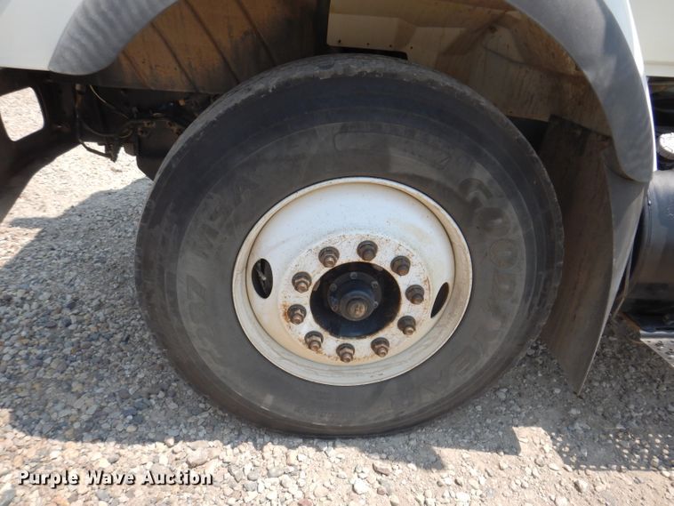 image for item IQ9700 2006 International WorkStar 7400  bucket truck