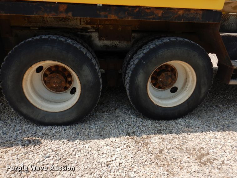 image for item IQ9700 2006 International WorkStar 7400  bucket truck