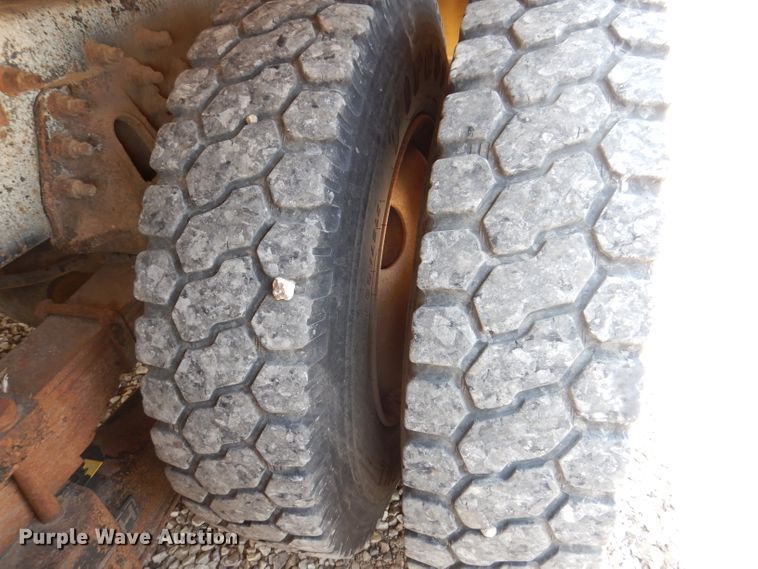 image for item IQ9700 2006 International WorkStar 7400  bucket truck