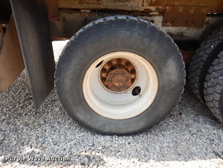 image for item IQ9700 2006 International WorkStar 7400  bucket truck