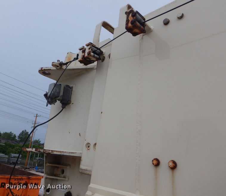 image for item IT9208 1998 Ford LT9513  crane truck