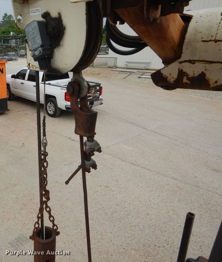 image for item IT9208 1998 Ford LT9513  crane truck