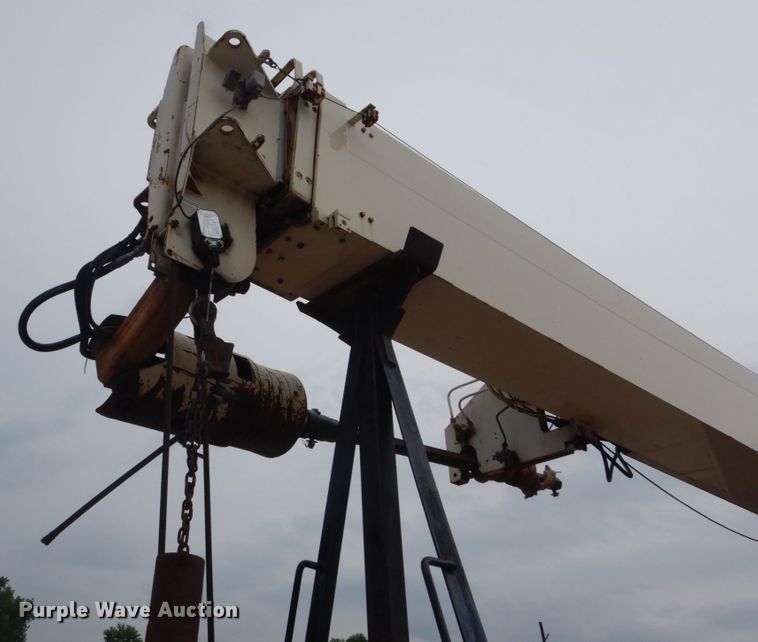 image for item IT9208 1998 Ford LT9513  crane truck