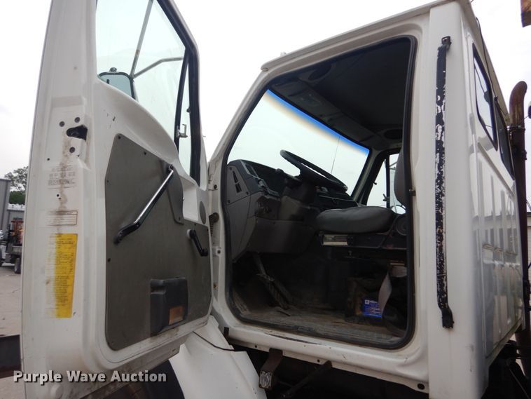 image for item IT9208 1998 Ford LT9513  crane truck