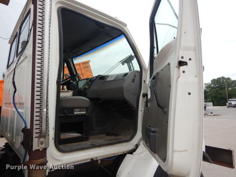 image for item IT9208 1998 Ford LT9513  crane truck