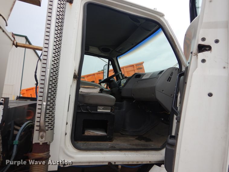 image for item IT9208 1998 Ford LT9513  crane truck