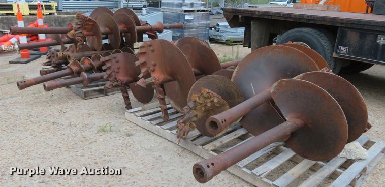 image for item IT9208 1998 Ford LT9513  crane truck