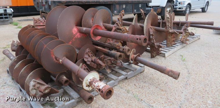 image for item IT9208 1998 Ford LT9513  crane truck