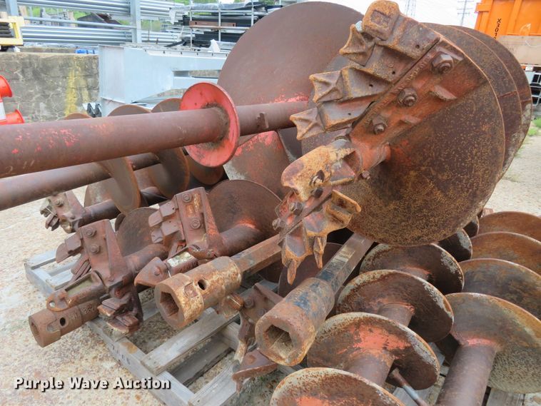 image for item IT9208 1998 Ford LT9513  crane truck