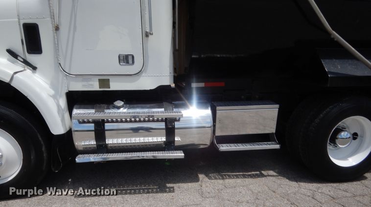 image for item IT9672 2009 Freightliner FLD120  dump truck