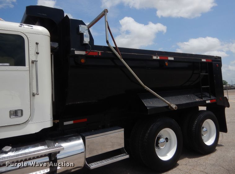 image for item IT9672 2009 Freightliner FLD120  dump truck