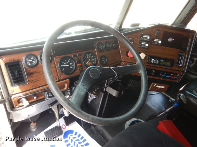 image for item IT9672 2009 Freightliner FLD120  dump truck