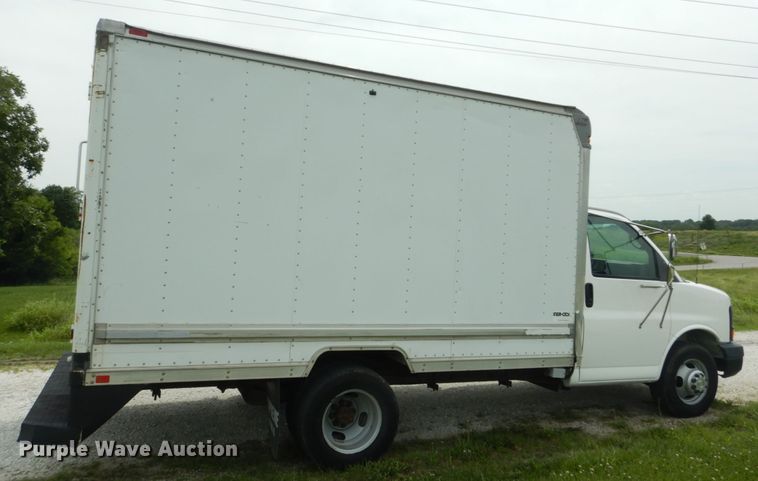 image for item JI9603 2006 Chevrolet Express G3500  box truck
