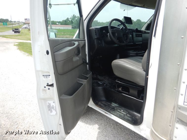 image for item JI9603 2006 Chevrolet Express G3500  box truck