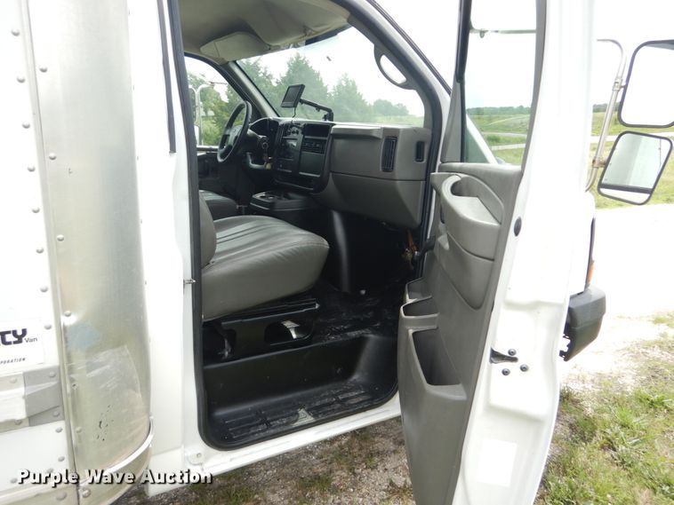 image for item JI9603 2006 Chevrolet Express G3500  box truck
