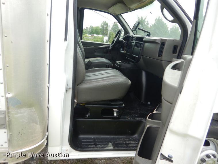 image for item JI9603 2006 Chevrolet Express G3500  box truck