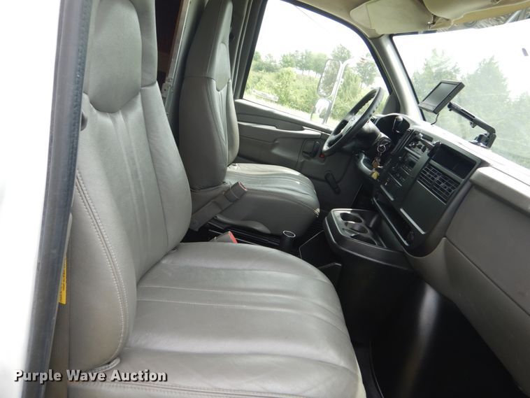 image for item JI9603 2006 Chevrolet Express G3500  box truck