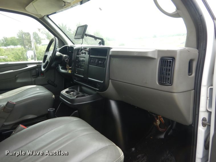 image for item JI9603 2006 Chevrolet Express G3500  box truck