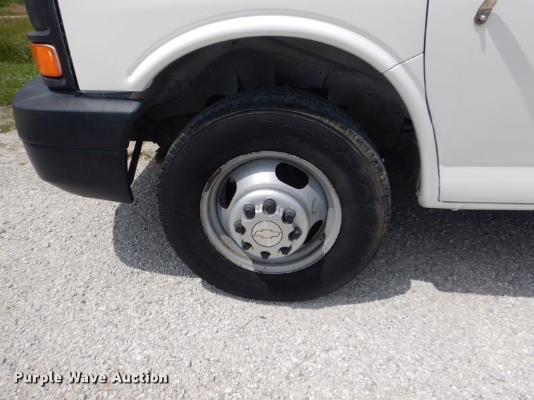 image for item JI9603 2006 Chevrolet Express G3500  box truck