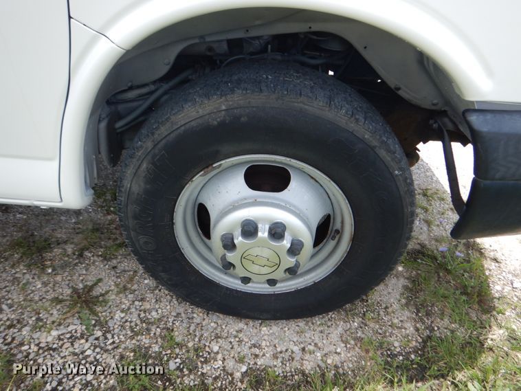image for item JI9603 2006 Chevrolet Express G3500  box truck