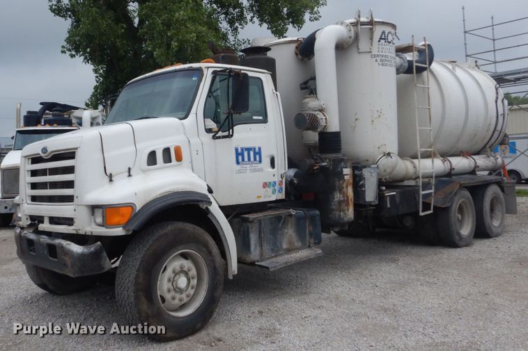 image for item JI9618 1998 Ford LTA9000  vacuum truck