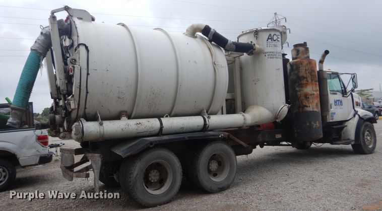 image for item JI9618 1998 Ford LTA9000  vacuum truck