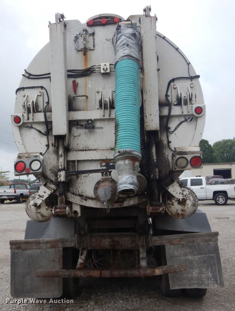 image for item JI9618 1998 Ford LTA9000  vacuum truck