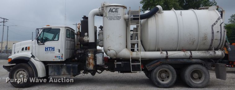 image for item JI9618 1998 Ford LTA9000  vacuum truck