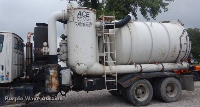 image for item JI9618 1998 Ford LTA9000  vacuum truck