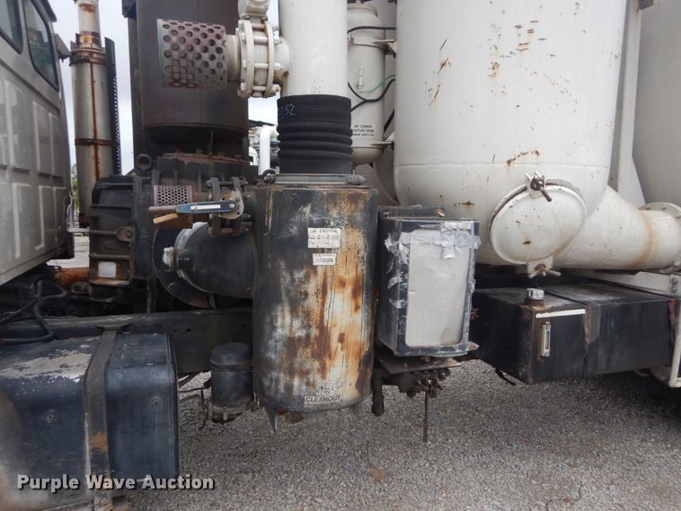 image for item JI9618 1998 Ford LTA9000  vacuum truck