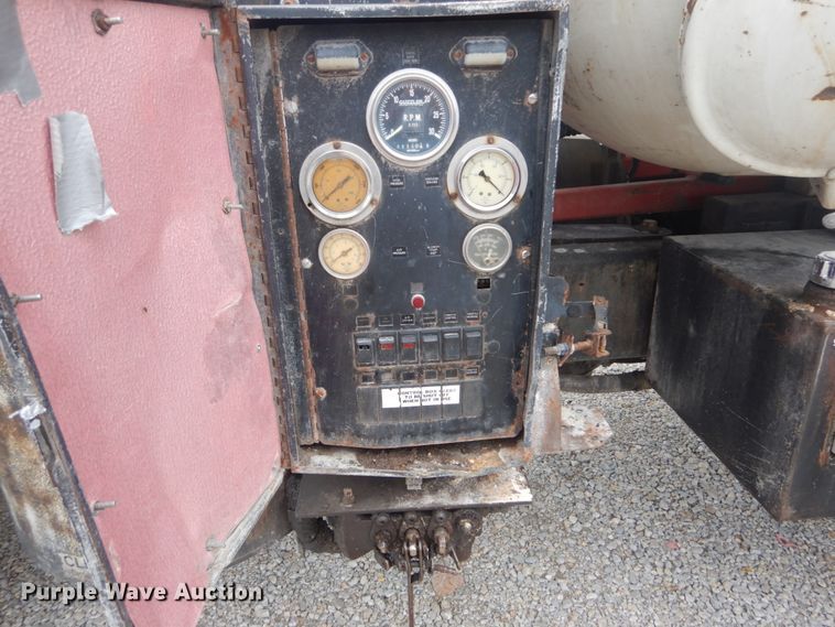 image for item JI9618 1998 Ford LTA9000  vacuum truck