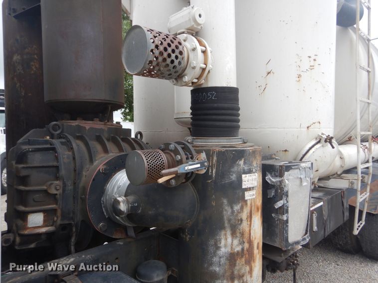 image for item JI9618 1998 Ford LTA9000  vacuum truck