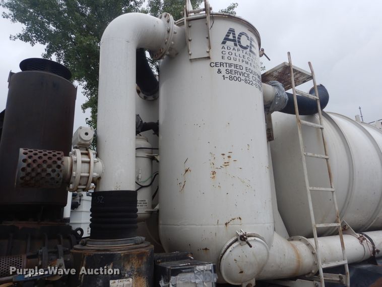 image for item JI9618 1998 Ford LTA9000  vacuum truck