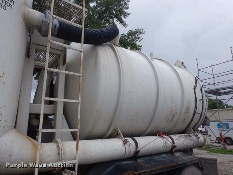 image for item JI9618 1998 Ford LTA9000  vacuum truck