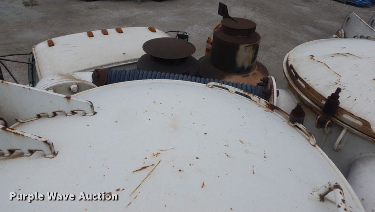 image for item JI9618 1998 Ford LTA9000  vacuum truck