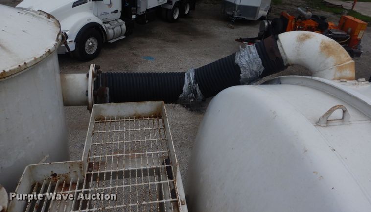 image for item JI9618 1998 Ford LTA9000  vacuum truck