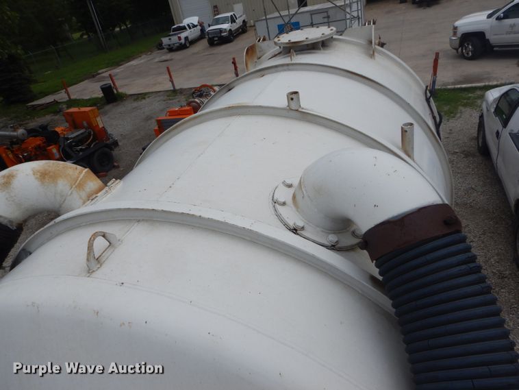 image for item JI9618 1998 Ford LTA9000  vacuum truck