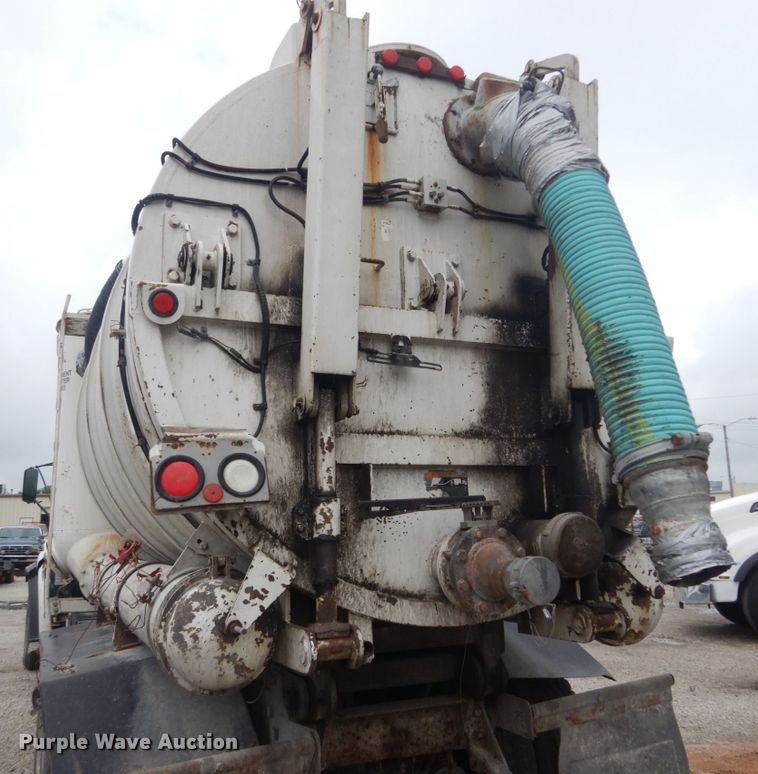 image for item JI9618 1998 Ford LTA9000  vacuum truck