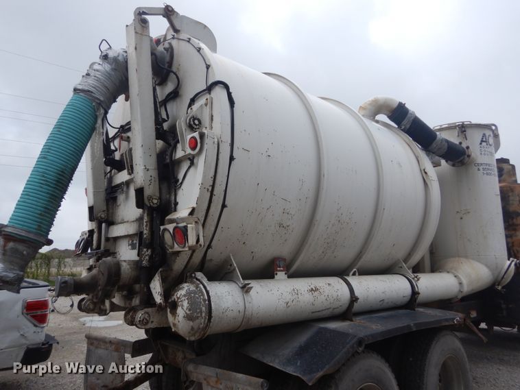 image for item JI9618 1998 Ford LTA9000  vacuum truck