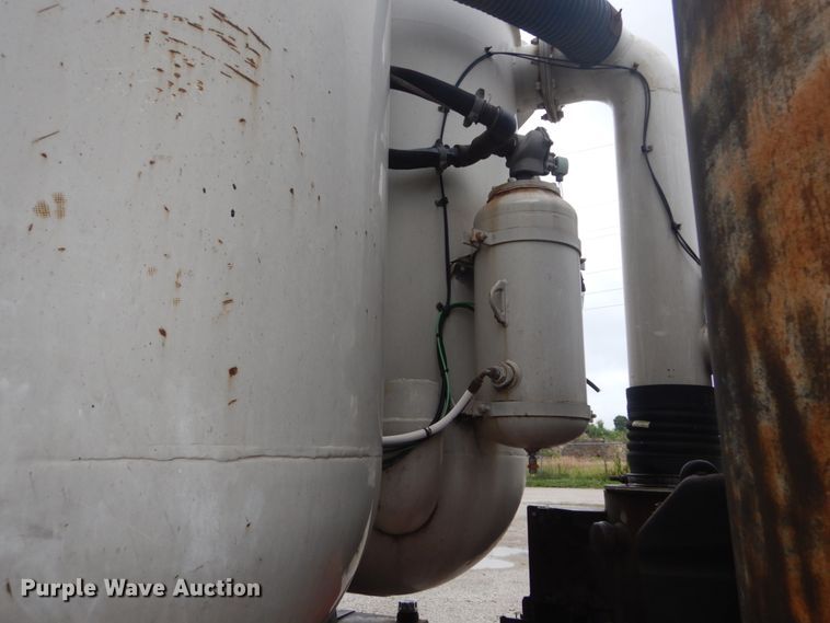 image for item JI9618 1998 Ford LTA9000  vacuum truck