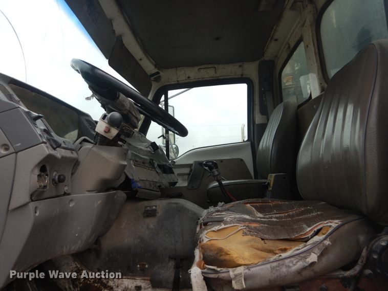 image for item JI9618 1998 Ford LTA9000  vacuum truck