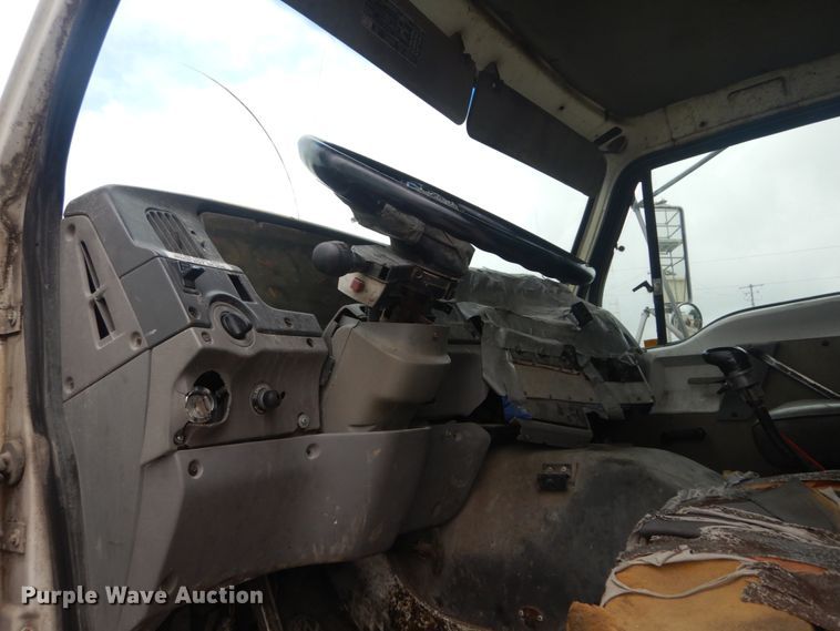 image for item JI9618 1998 Ford LTA9000  vacuum truck