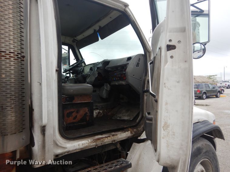 image for item JI9618 1998 Ford LTA9000  vacuum truck