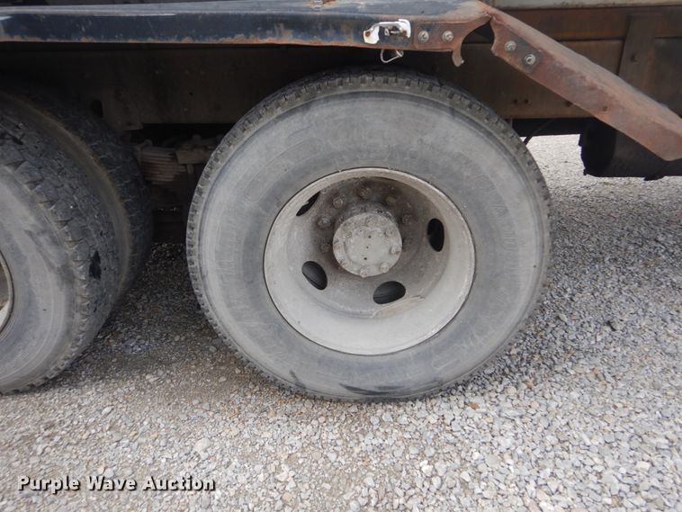 image for item JI9618 1998 Ford LTA9000  vacuum truck