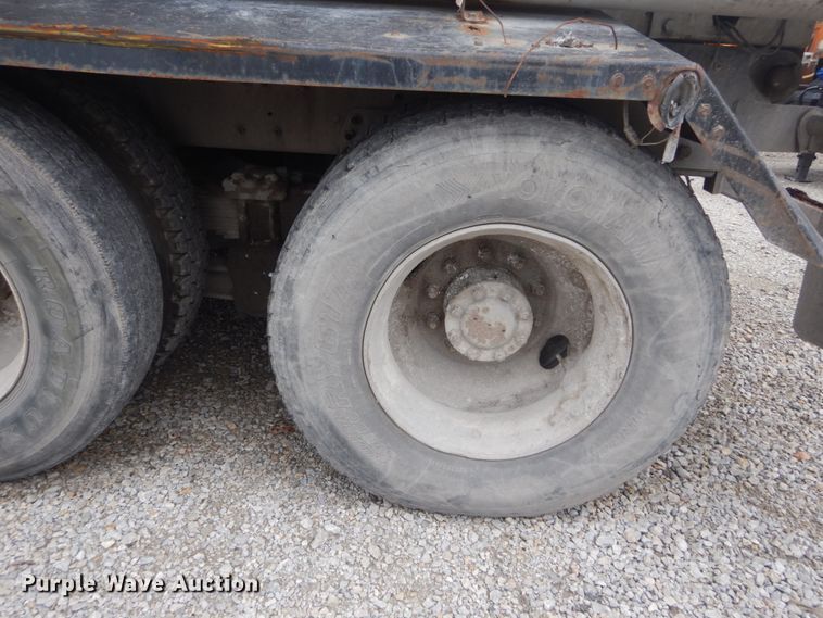 image for item JI9618 1998 Ford LTA9000  vacuum truck