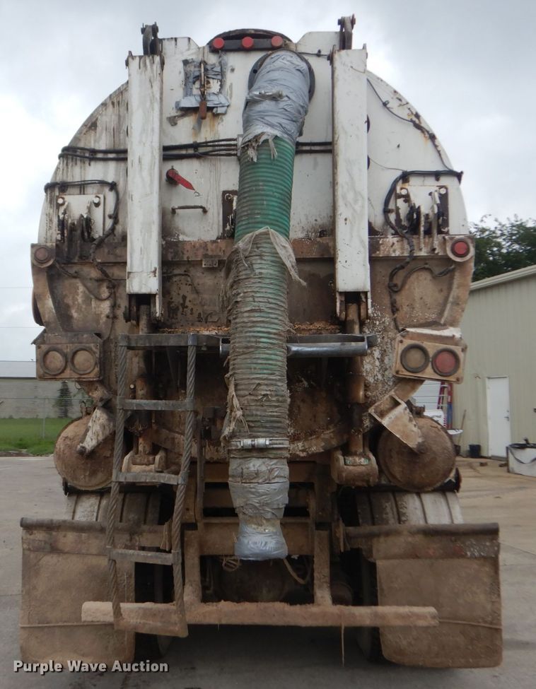 image for item JI9620 1997 Ford LT9000  vacuum truck