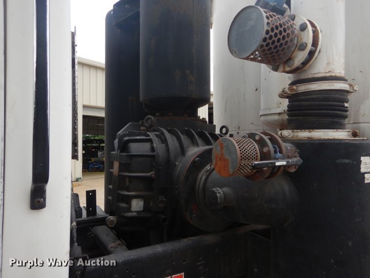 image for item JI9620 1997 Ford LT9000  vacuum truck