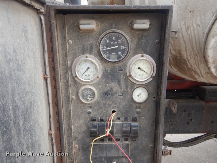 image for item JI9620 1997 Ford LT9000  vacuum truck